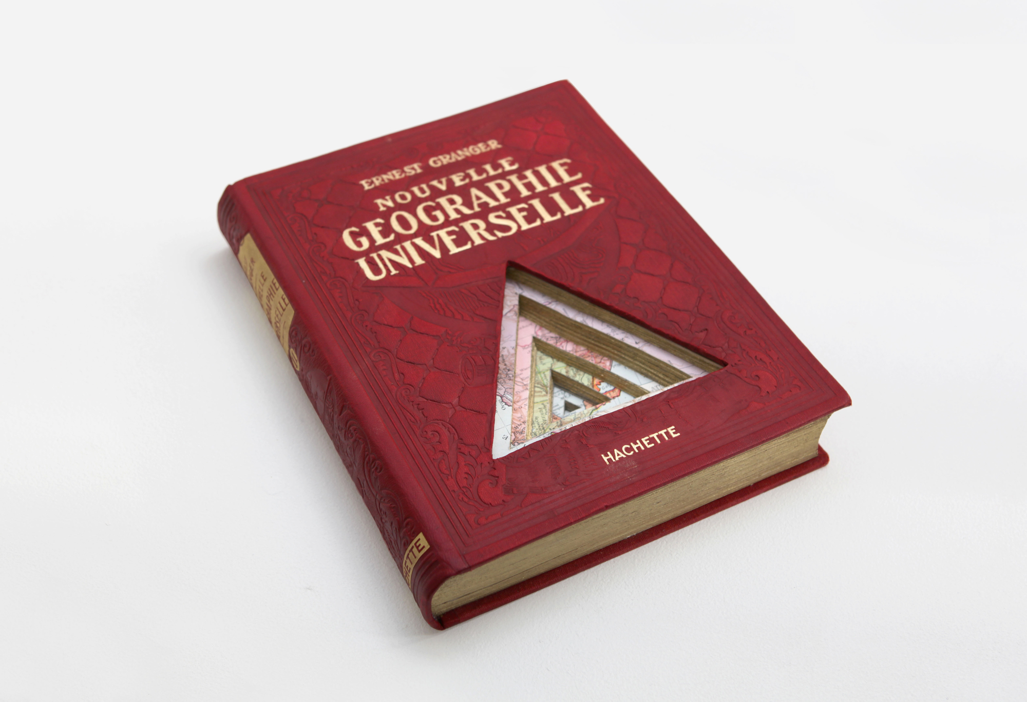 NOUVELLE GEOGRAPHIE UNIVERSELLE, 2015
découpes sur livre de géographie – 25 x 30 cm
