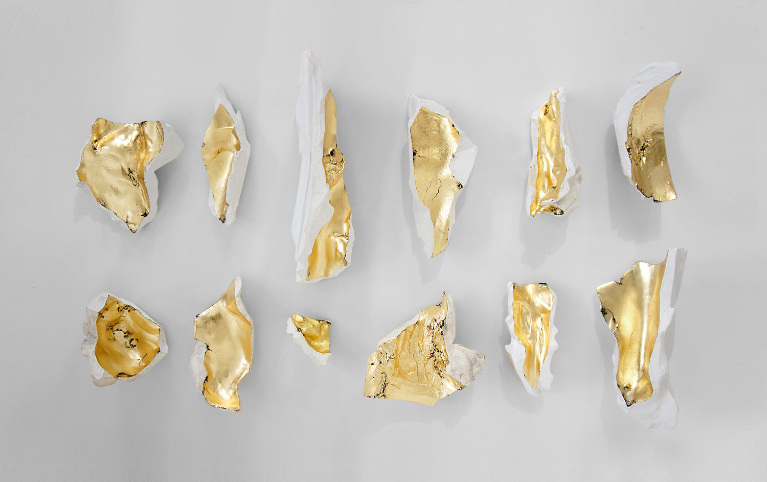

SUBLIMATIONS, 2019
plâtre, dorure à la feuille de cuivre
35 x 70 cm / fragments – 15 à 35 cm